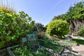 Amazing Beachside 2BD Family Home with Garden - Image 2