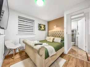 Fabulous Fiery Flat Contractor 2BR w Ensuite - Image 3