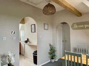 Bright Comfortable Coach House Private Parking - Image 5