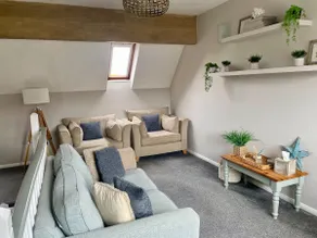 Bright Comfortable Coach House Private Parking - Image 2