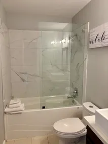 Stylish Hideaway: 1 Bedroom Gem steps to Niagara! - Image 3