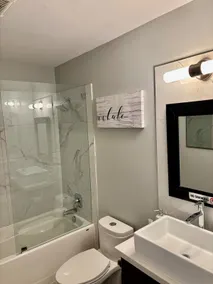 Stylish Hideaway: 1 Bedroom Gem steps to Niagara! - Image 4