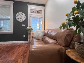 Spacious & Cozy (2 Queen beds)- University City - Image 5