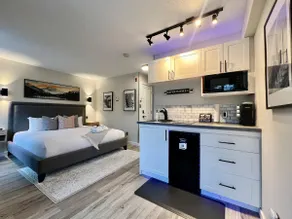 Village Penthouse Studio/KingBed/Pool/Hottub/Sauna - Image 5