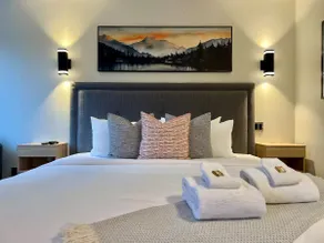 Village Penthouse Studio/KingBed/Pool/Hottub/Sauna - Image 3