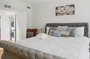 Spacious home walking distance from everything - Image 5