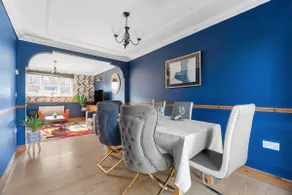 Detached House Ashford with Free Parking - Image 3