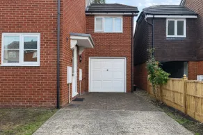 Detached House Ashford with Free Parking - Image 2