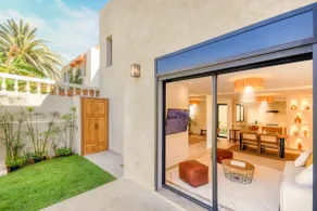 Architect-designed 4-bedroom villa with pool - Image 4