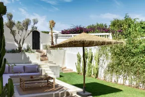 Architect-designed 4-bedroom villa with pool - Image 5