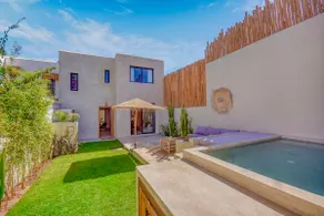 Architect-designed 4-bedroom villa with pool - Image 2