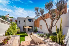 Architect-designed 4-bedroom villa with pool - Image 3