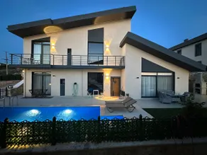 Mila Villa Foçaköy Tuzlu Su Havuzlu Müstakil Villa - Image 2