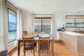 Solander's Retro Residence - Group Stay by the Beach - Image 2