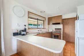 Solander's Retro Residence - Group Stay by the Beach - Image 3