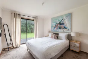 Solander's Retro Residence - Group Stay by the Beach - Image 4
