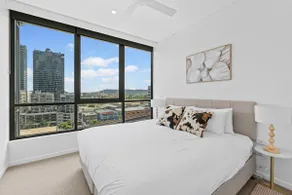 Southbank Apt King and Sofa Bed with Free Parking - Image 3