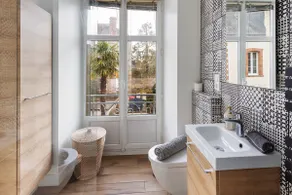 Downtown villa with heated pool - Image 4