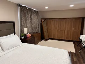 Vibrant 2BR Apt 8 min to JFK & 5 min to Mall. - Image 2