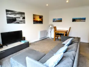 Central Newquay close to beach - Image 3