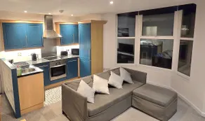 Central Newquay close to beach - Image 2