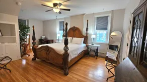 Historical Apartment w/ Whirlpool Tub - Image 2