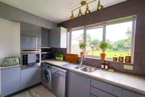 5 Bedroom villa, Oxford, 4-Free Parking spaces - Image 3