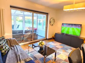 5 Bedroom villa, Oxford, 4-Free Parking spaces - Image 5