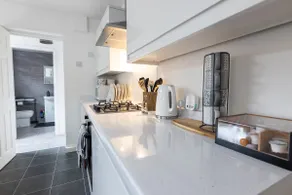 Modern Liverpool Stay – 5 Min LFC, 10 Min City - Image 3