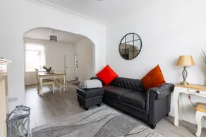 Modern Liverpool Stay – 5 Min LFC, 10 Min City - Image 2