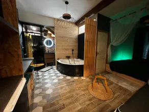 Cozy little nest with hot tub. - Image 3