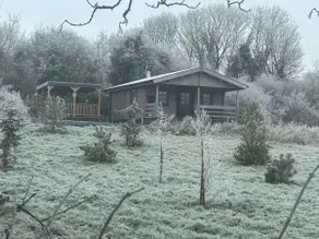 LITTLE ROCK RETREAT Log Cabin with Hot Tub - Image 2
