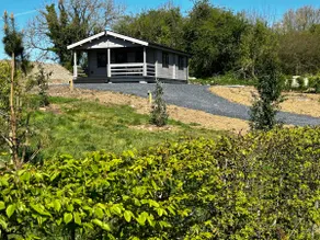 LITTLE ROCK RETREAT Log Cabin with Hot Tub - Image 3