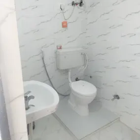 Private 2nd Floor Suite in Family House - Image 3