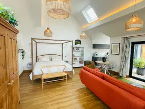 Courtyard Hideaway | Walk to Midhurst - Image 2