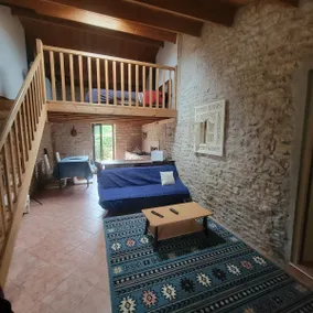 Large studio with mezzanine - Image 2