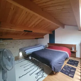 Large studio with mezzanine - Image 3