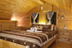 Cabin surrounded nature with views of the valley - Image 4