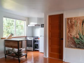 Artist's Treehouse ~ Cozy Retreat Near Airport - Image 4
