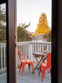 Artist's Treehouse ~ Cozy Retreat Near Airport - Image 3