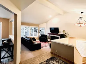 Spacious Living in Seward Park - Near Caffe & Lake - Image 3