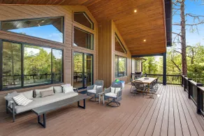 Torreon home with expansive deck - Image 2