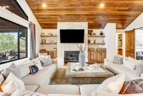 Torreon home with expansive deck - Image 4