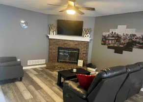 Cozy 2 Bedroom Townhouse - Image 2
