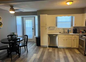 Cozy 2 Bedroom Townhouse - Image 4