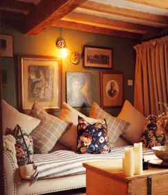 Cosy 1700s period cottage, open fire & king bed - Image 2