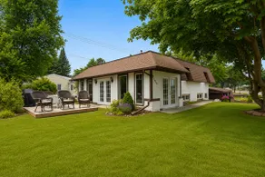 Large home w/huge yard, steps from the lake - Image 2