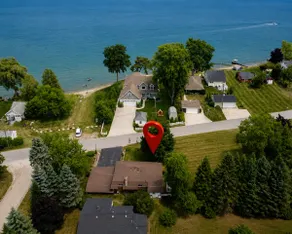 Large home w/huge yard, steps from the lake - Image 5