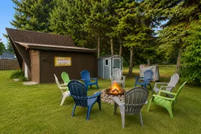 Large home w/huge yard, steps from the lake - Image 4