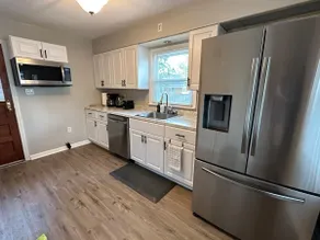 Chic Central Retreat - Image 4